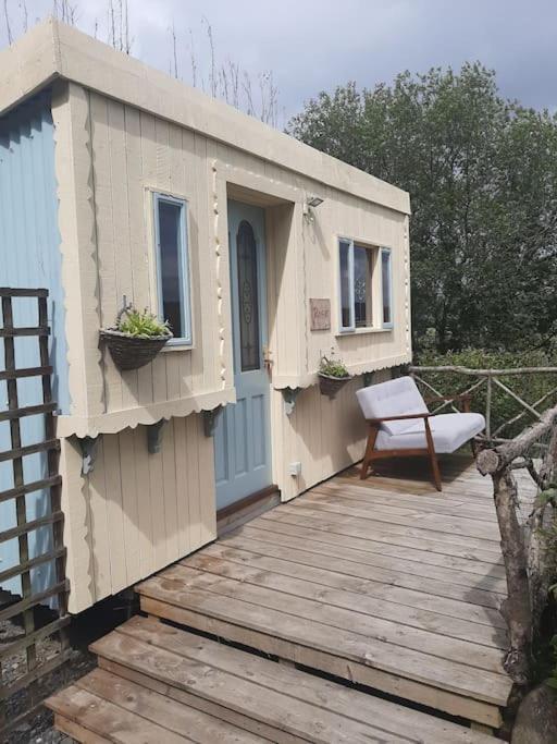 Off Grid Rosie Sheperd Hut And Summerhouse Plus 1 Acre At Tanyrallt Appartement Llanybyther Buitenkant foto