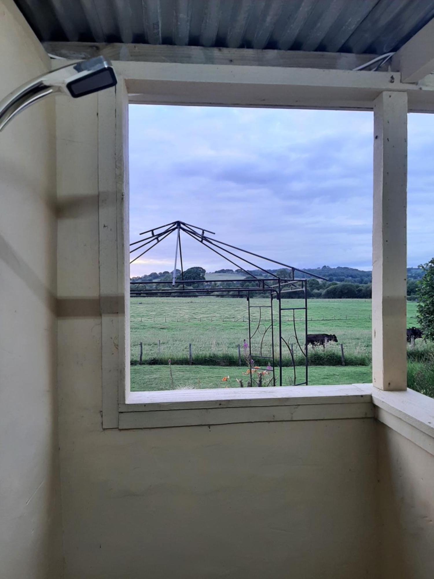 Off Grid Rosie Sheperd Hut And Summerhouse Plus 1 Acre At Tanyrallt Appartement Llanybyther Buitenkant foto